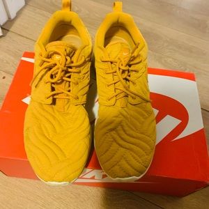 Yellow quilt nike roshe sneakers